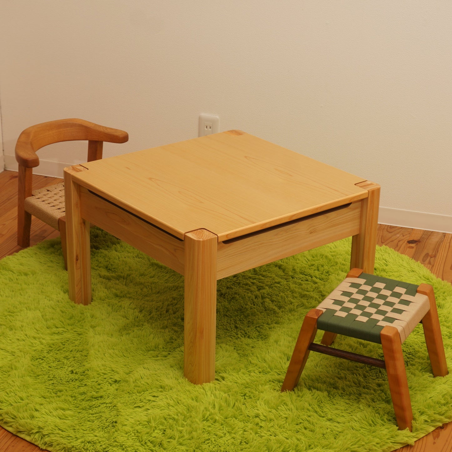 Children's Secret Base Reversible Table (Hinoki), black board, natural wood