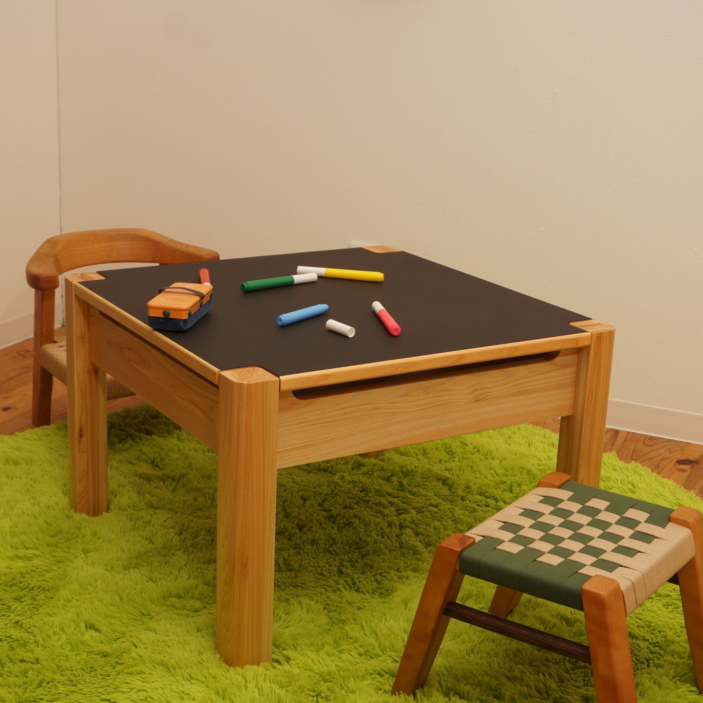 Children's Secret Base Reversible Table (Hinoki), black board, natural wood