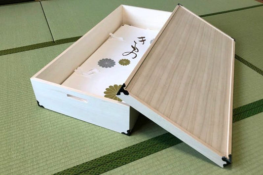 Kimono storage made of paulownia wood. Size that fits the paper used for storing kimonos.