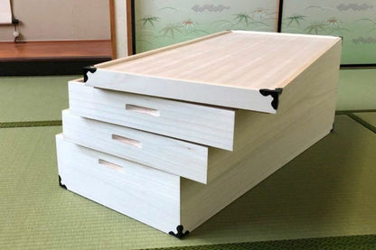 The three-tier kimono storage has a large capacity. It can store approximately eight kimonos.