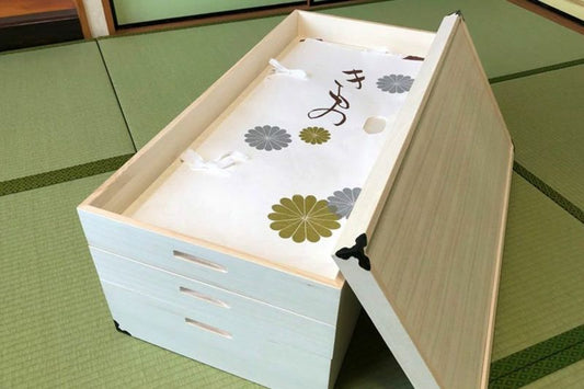 Three-tier kimono storage made of paulownia wood. Size that fits the paper used for storing kimonos.