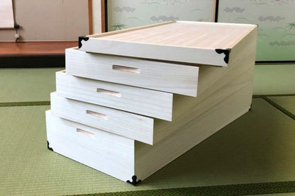 The four-tier kimono storage has a large capacity. It can store approximately ten kimonos.