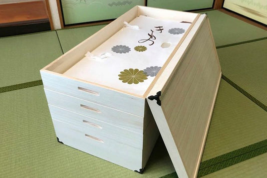 Four-tier kimono storage made of paulownia wood. Size that fits the paper used for storing kimonos.