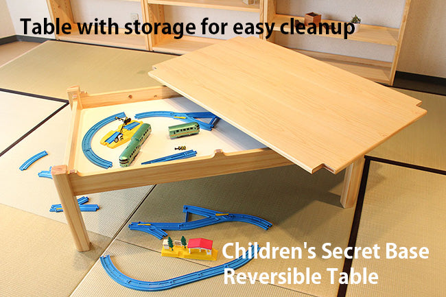 There is a storage space under the top panel. Children's toys can be stored as they are.