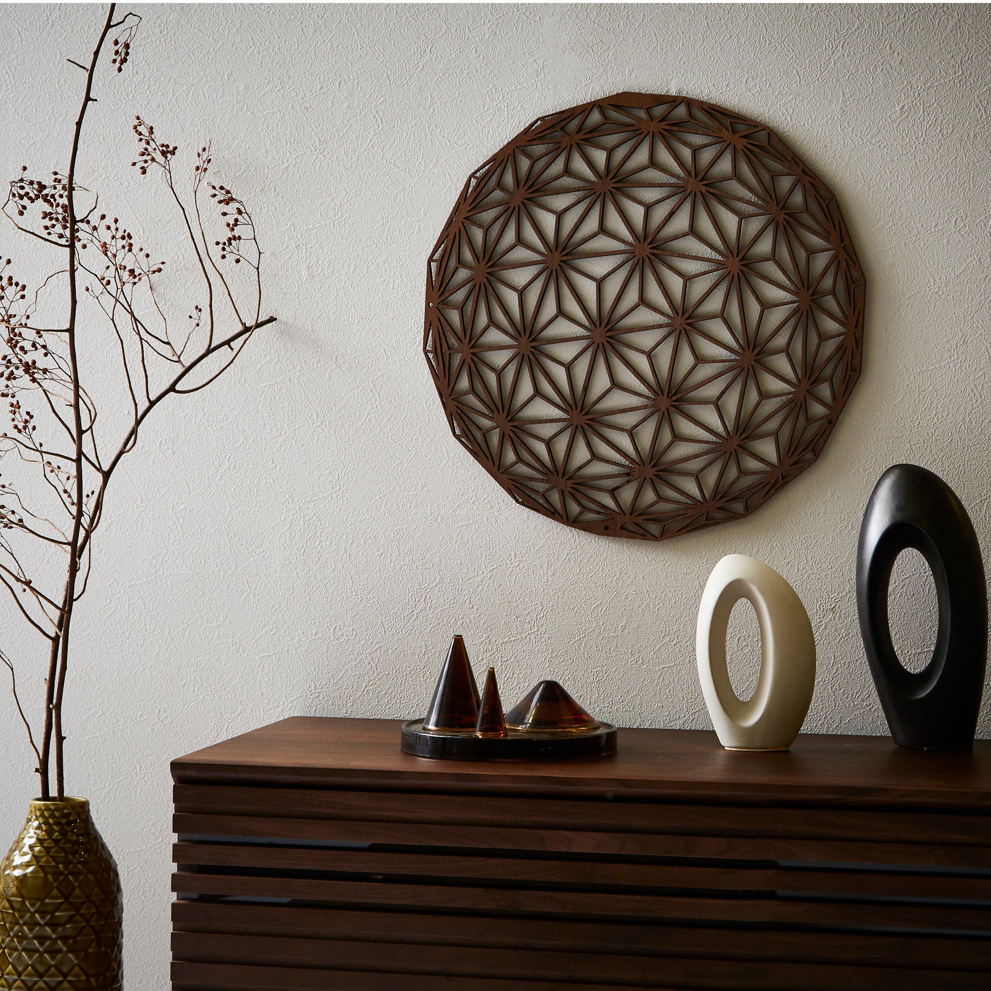A room decorated with Japanese style, circular wall decorations. The traditional Japanese hemp leaf pattern is distinctive.